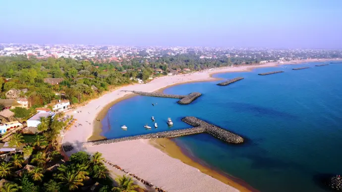 La belle plage de Saly sur la petite cote au Sénégal