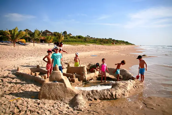 Vacances ludiques sur la belle plage de Cap Skirring en Casamance au Sénégal.