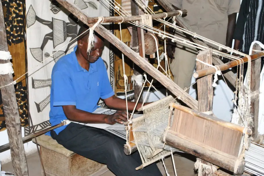 Tisserand en activité en Casamance au Sénégal