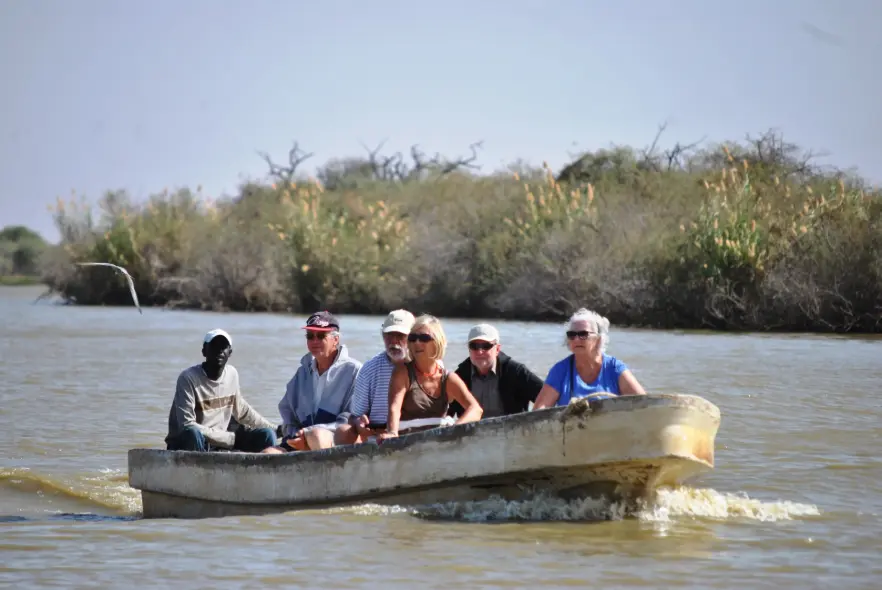 Tourises en visite au parc national des oiseaux du Djoudj au Sénégal